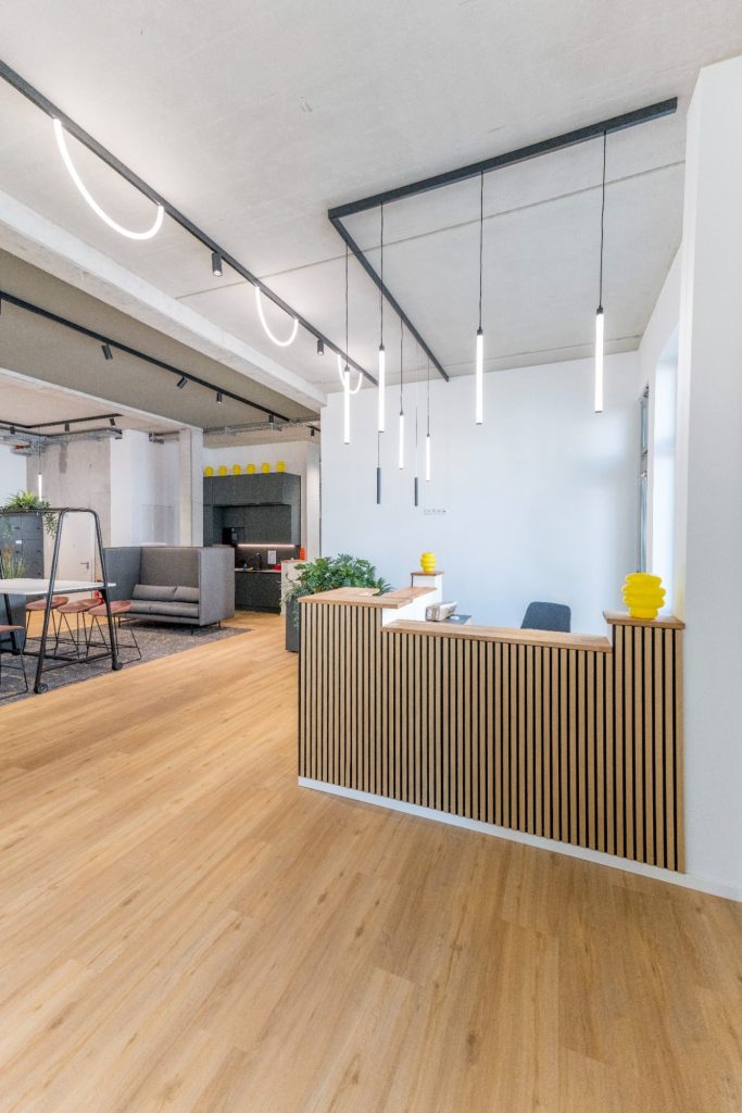 Heller moderner Empfangsbereich mit hochwertiger Ausstattung