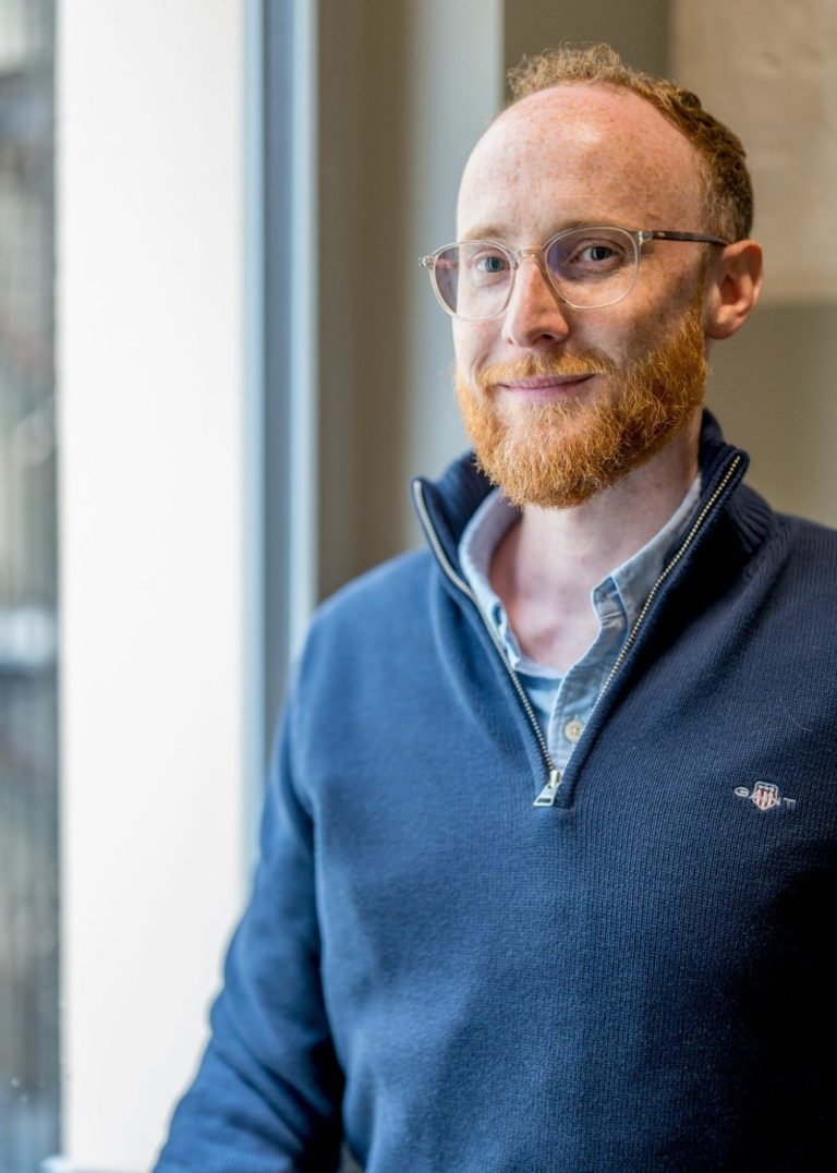 Michael Ganter am Fenster mit ruhigem, vertrauensvollem Blick – Kontaktaufnahme ohne Druck.