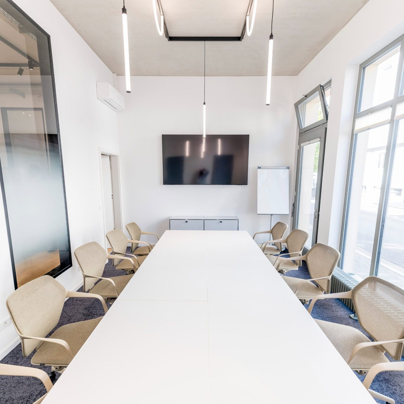 Konferenzraum für professionelle Meetings Moderner, hochwertig ausgestatteter und verglaster Konferenzraum bei Ganter Nachfolge