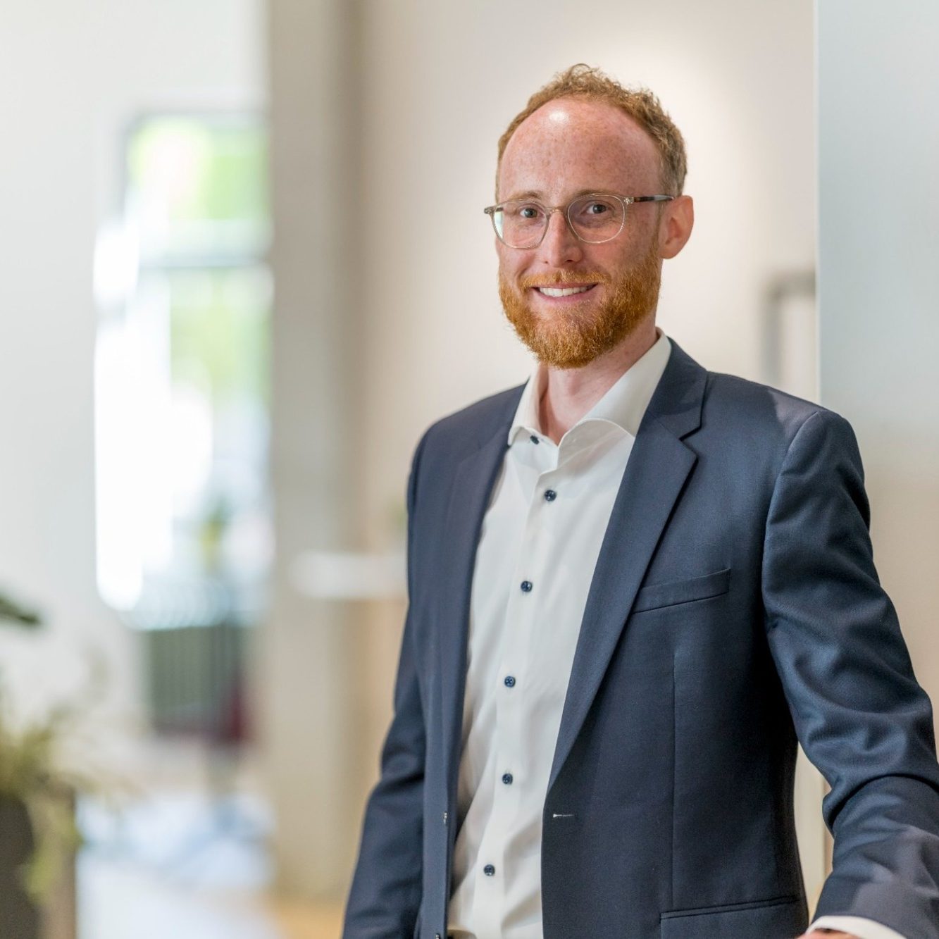 Michael Ganter im Anzug, ein professionelles Porträt im Büro