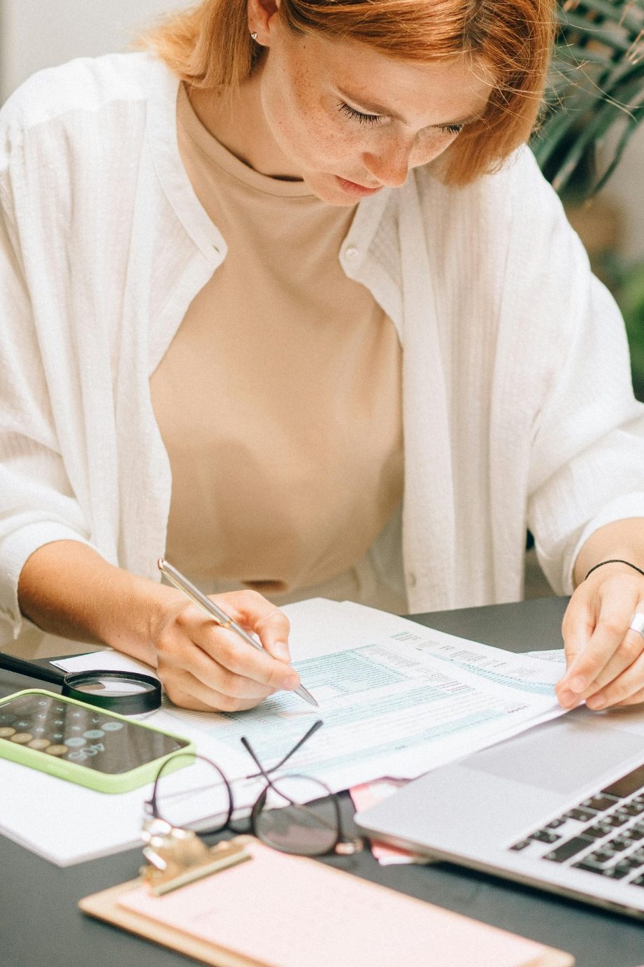 Michael Ganter im Anzug, ein professionelles Porträt im Büro