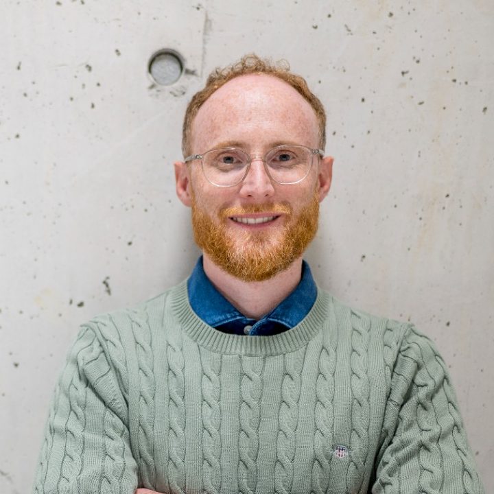 Michael Ganter im Casual Outfit, ein professionelles Porträt im Büro