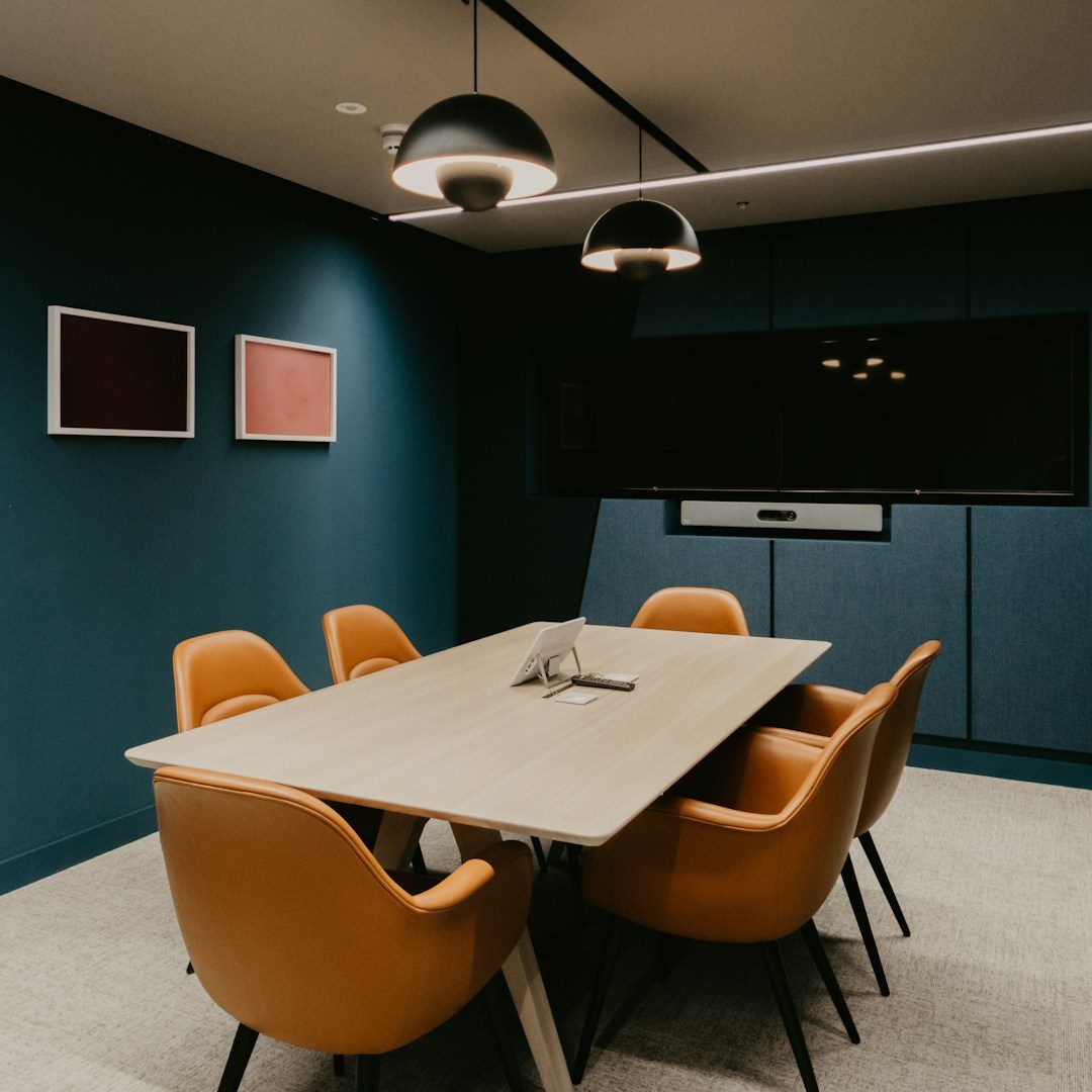 Moderner Designer-Konferenzraum mit hochwertiger Ausstattung