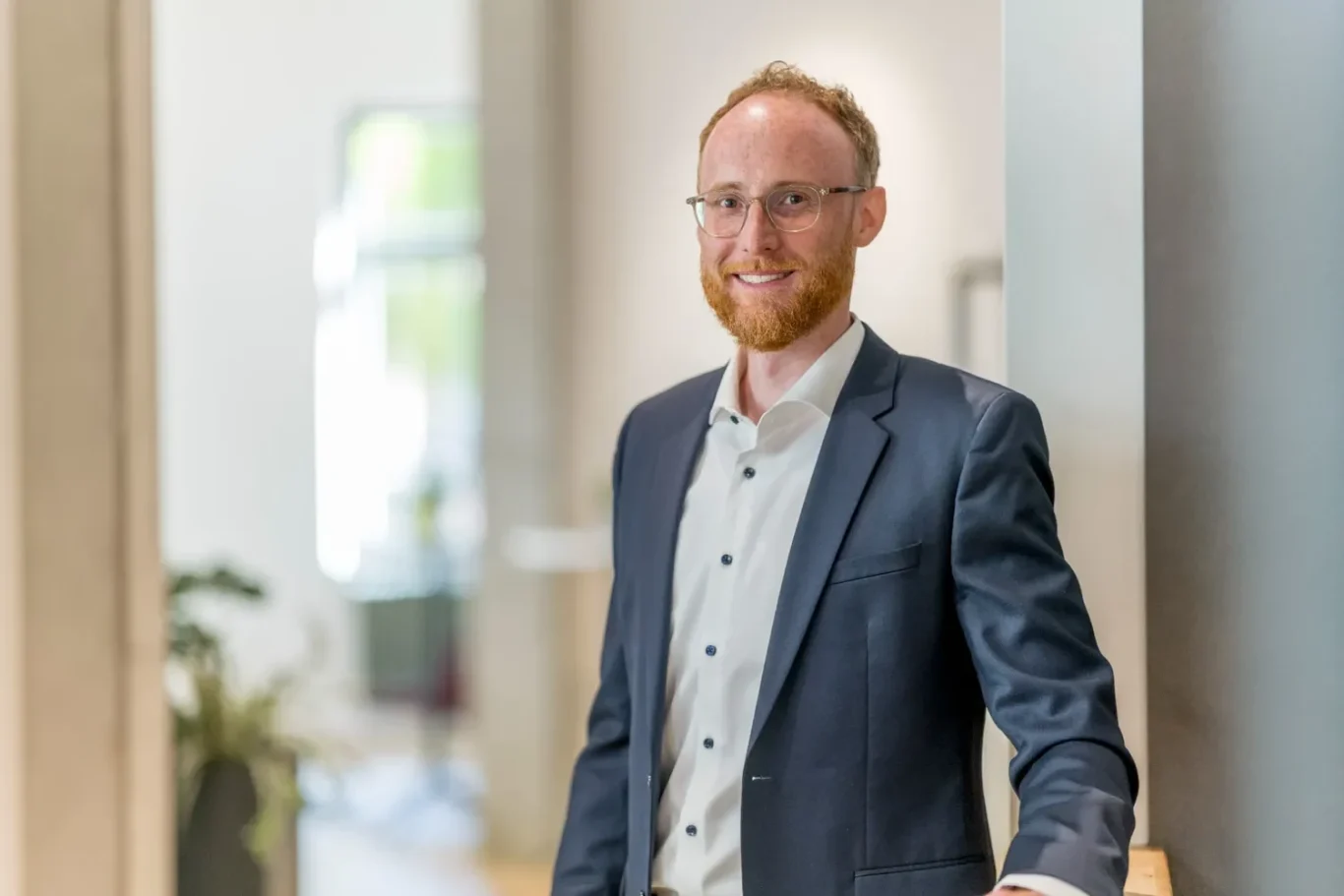Michael Ganter im Anzug, ein professionelles Porträt im Büro