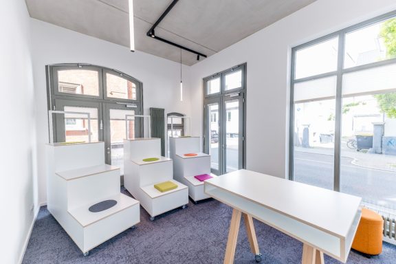 Flexibler Besprechungsraum mit modularen Podestmöbeln bei Ganter Nachfolge